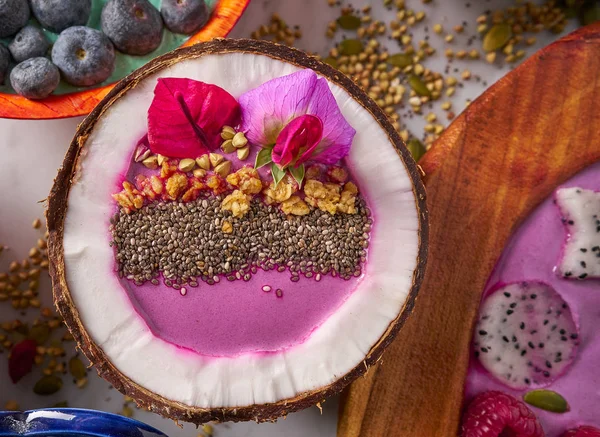 Açaí batido tigela dentro de coco chia granola — Fotografia de Stock