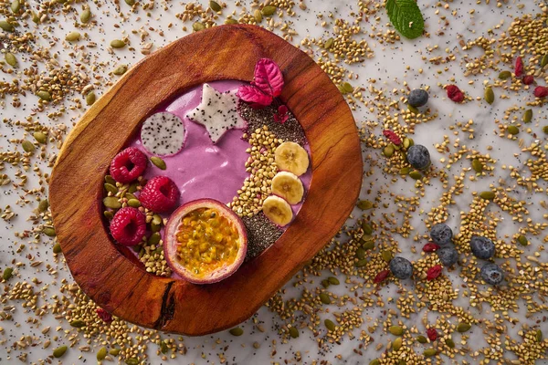 Batido de tazón de Acai con fruta de la pasión y frambuesas — Foto de Stock