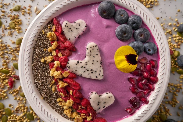 Tazón de Acai smoothie pitaya corazones arándano goji —  Fotos de Stock