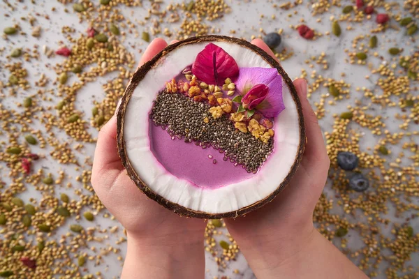 Acai mangkuk smoothie dalam granola chia kelapa — Stok Foto