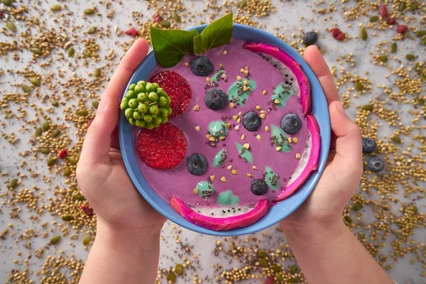 Acai-Schale Smoothie mit Chia-Erdbeer-Blaubeere — Stockfoto