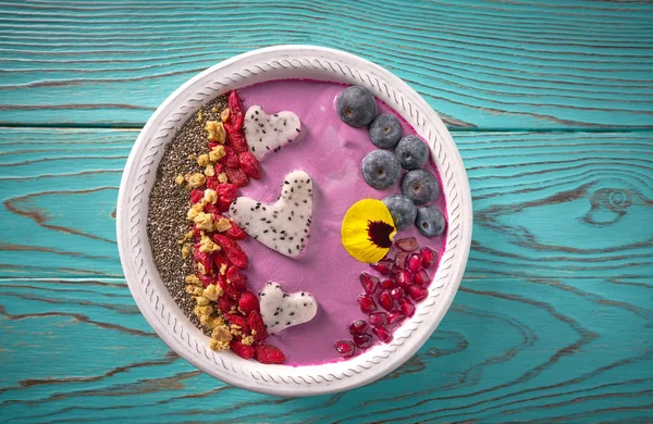 Tazón de Acai smoothie pitaya corazones arándano goji — Foto de Stock