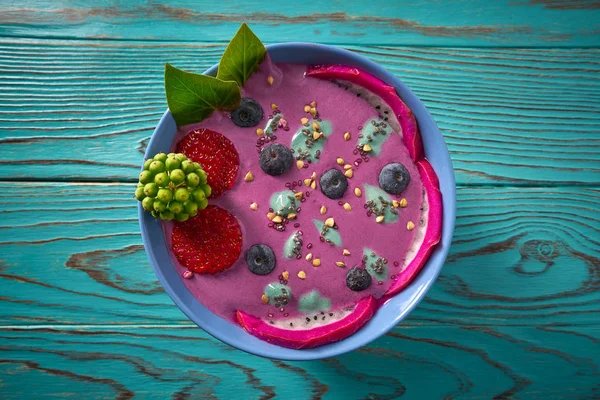 Acai bowl smoothie med chia jordgubbar blåbär — Stockfoto