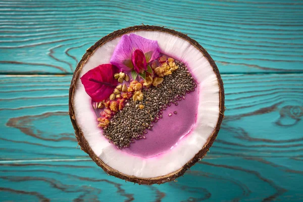 Acai bowl smoothie inside coconut chia granola — Stock Photo, Image