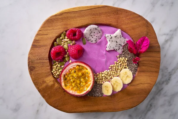 Açaí batido tigela com maracujá e framboesas — Fotografia de Stock