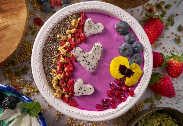 Tazón de Acai smoothie pitaya corazones arándano goji — Foto de Stock