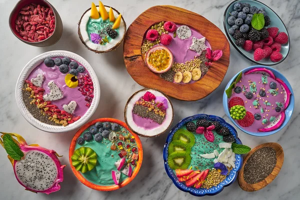 Acai bowl smoothie and Spirulina algae with berries — Stock Photo, Image