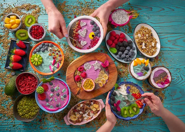 Batido de Acai bowl y algas Spirulina con bayas —  Fotos de Stock