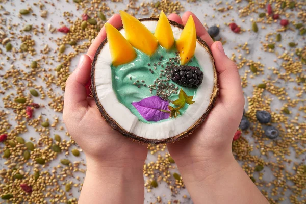 Spirulina castron smoothie în nucă de cocos mure mango — Fotografie, imagine de stoc