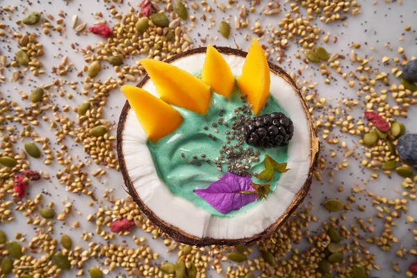 Spirulina tigela smoothie em coco manga de amora — Fotografia de Stock