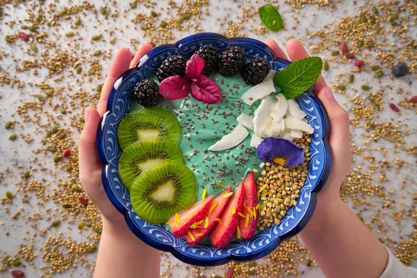 Acai bowl smoothie kiwi blackberry strawberry — Stock Photo, Image