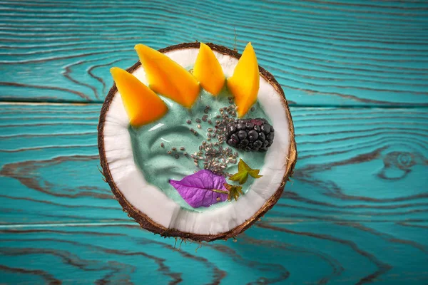 Koktajl miska Spirulina w coconut blackberry mango — Zdjęcie stockowe