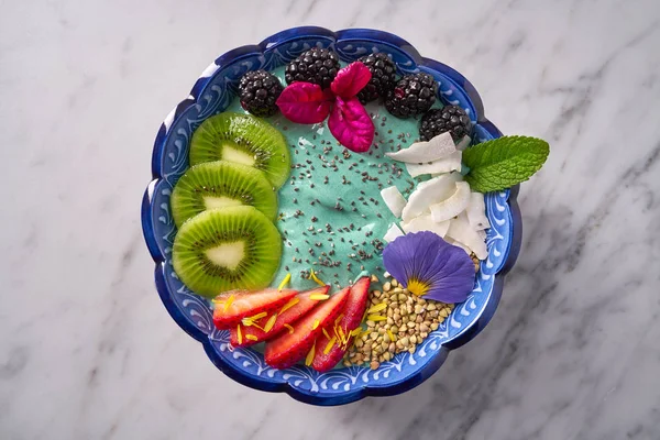 Acai bowl smoothie kiwi blackberry strawberry — Stock Photo, Image