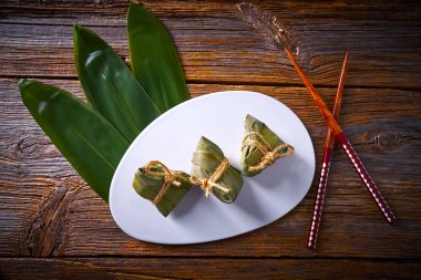 Zongzi Glutinous yapışkan pirinç köfte tarifi