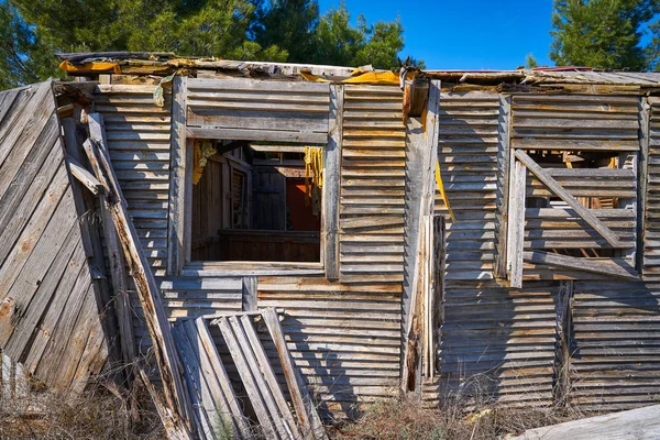 Vecchia casa cabina in legno distrutta dall'uragano — Foto Stock