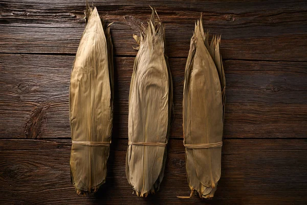 Hojas de bambú secas en marrón para la receta de Zongzi — Foto de Stock
