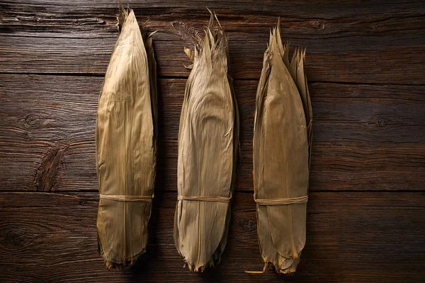 Folhas de bambu secas em marrom para a receita de Zongzi — Fotografia de Stock