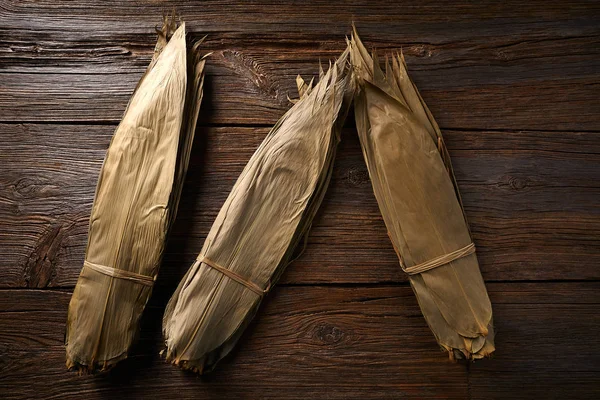 Zongzi 제조 법에 대 한 갈색 말린된 대나무 잎 — 스톡 사진