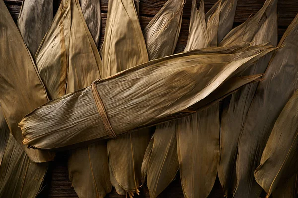 Сушеные листья бамбука в коричневом для рецепта Zongzi — стоковое фото