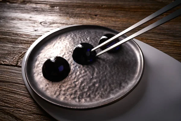 Μοριακή κουζίνα έννοιας spheritions σε μαύρο χρώμα — Φωτογραφία Αρχείου