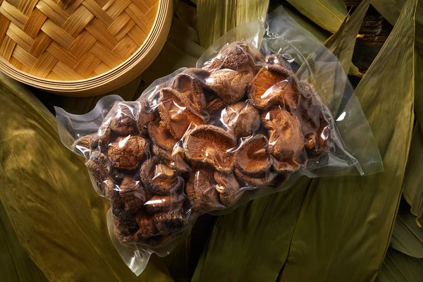 Dried Shiitake Mushrooms Vacuum Plastic Blister Asian Cuisine Food — Stock Photo, Image