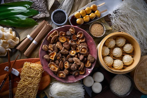 Bolinhos de arroz Shiitake bolinhos de porco cozidos no vapor macarrão — Fotografia de Stock