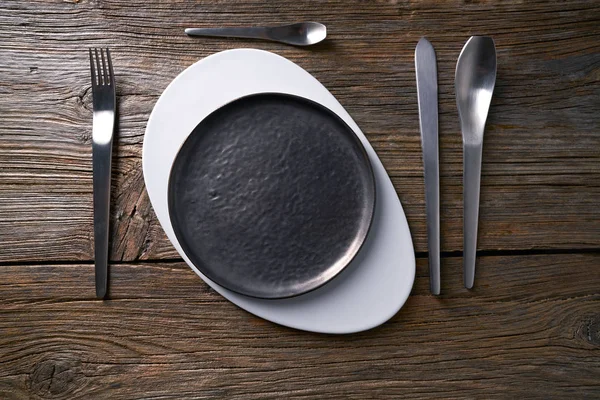 Сучасний сервіз кухонних тарілок з столовими приборами — стокове фото