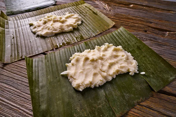 Tamale voorbereiding Mexicaanse recept bananenbladeren — Stockfoto