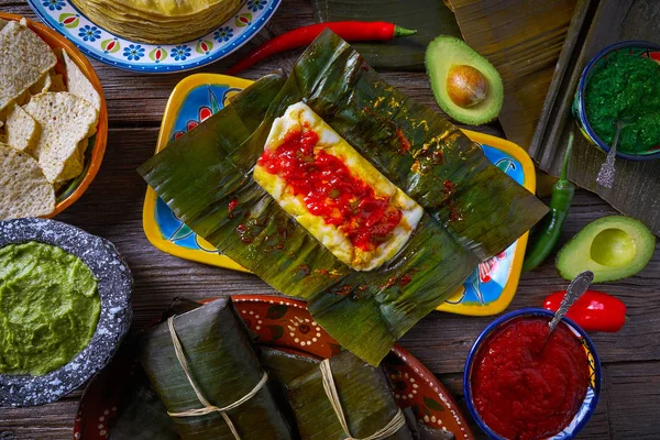 Тамале мексиканский рецепт с банановыми листьями — стоковое фото