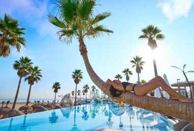 Havuzu bükülmüş palmiye ağaç gövdesinde yatan kadın