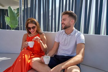 Lounge barda çok ciddiyim genç copule