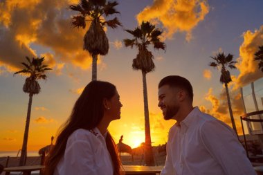 Çift genç plaj tatil Sunrise