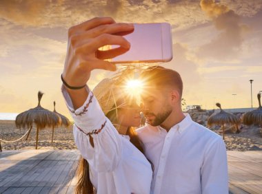 İki genç selfie fotoğrafta beach tatil