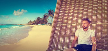 Genç tropikal Plajda şemsiye erkekte sakal