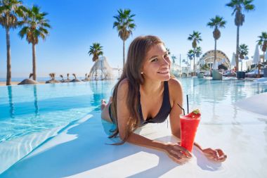 sonsuzluk havuzu kokteyl ile güzel kadın