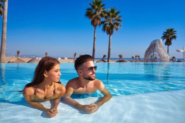 Sonsuzluk havuzunda banyoda turist Çift