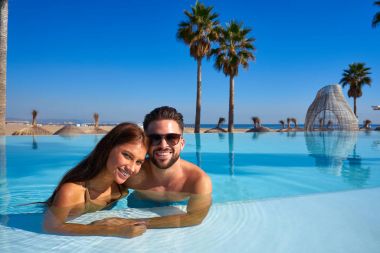 Sonsuzluk havuzunda banyoda turist Çift