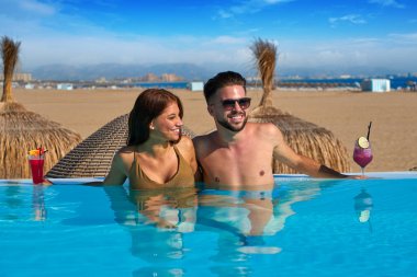 Sonsuzluk havuzunda banyoda turist Çift