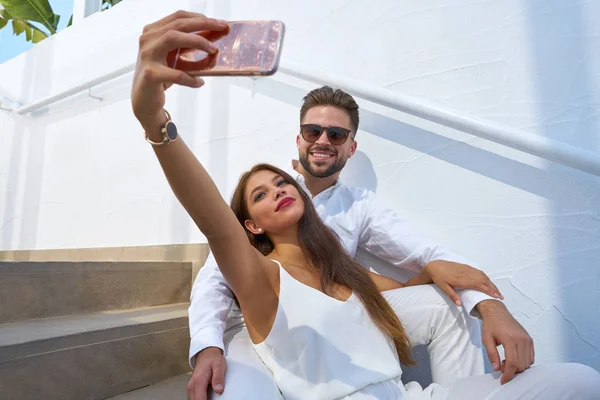 Pareja joven foto selfie con teléfono inteligente — Foto de Stock