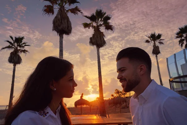 Pareja joven en playa vacaciones amanecer — Foto de Stock