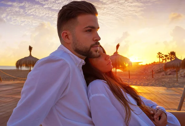 Paar jonge in strand vakantie sunrise — Stockfoto
