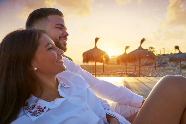 Pareja joven en playa vacaciones amanecer —  Fotos de Stock