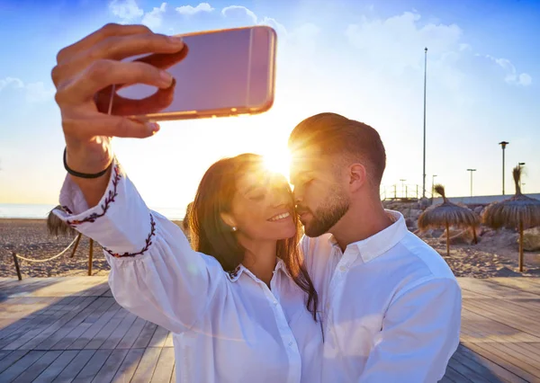 Pareja joven foto selfie en vacaciones en la playa — Foto de Stock