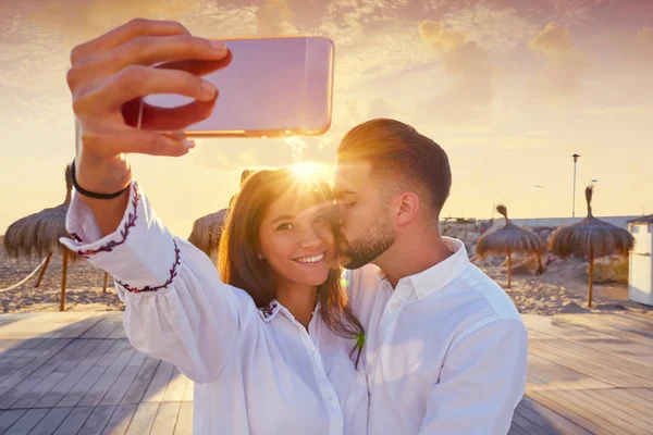 Pareja joven foto selfie en vacaciones en la playa — Foto de Stock