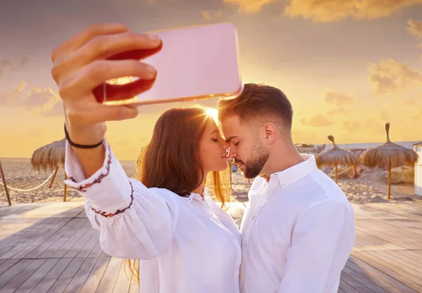 Pareja joven foto selfie en vacaciones en la playa — Foto de Stock