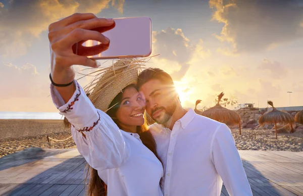 Pár mladých selfie fotografie v plážové dovolené — Stock fotografie