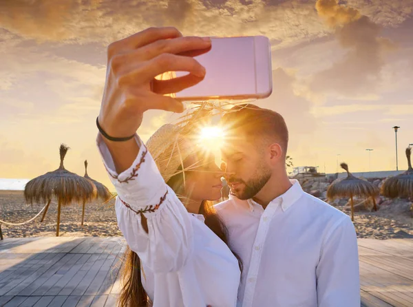 Casal jovem selfie foto em férias na praia — Fotografia de Stock