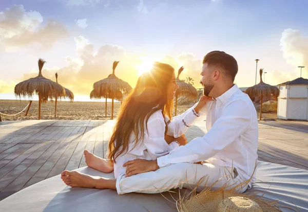 Couple young in beach vacation sunrise — Stock Photo, Image