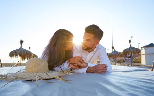 Νεαρό ζευγάρι στην παραλία σαλόνι ηλιοβασίλεμα — Φωτογραφία Αρχείου