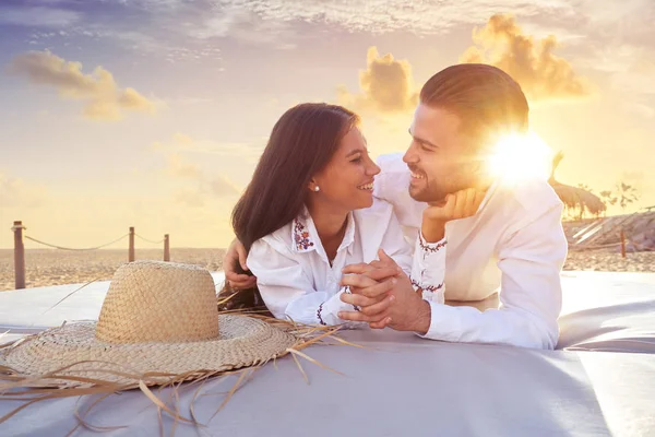 Paar jonge op strand lounge sunset — Stockfoto
